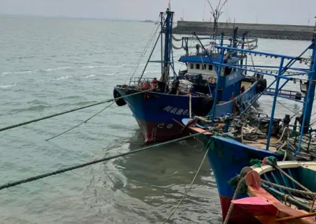江蘇連云港漁船靠岸使用纜繩進行固定