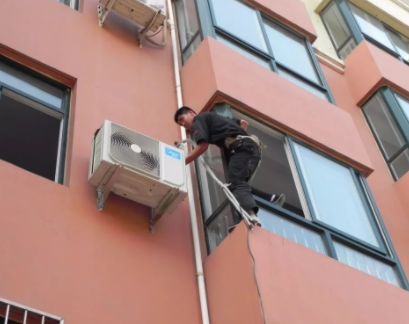 空調安裝工人的高空作業安全繩應該掛在哪里