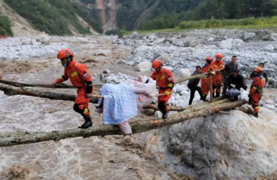 四川瀘定地震救援人員用登山安全繩轉移被困群眾